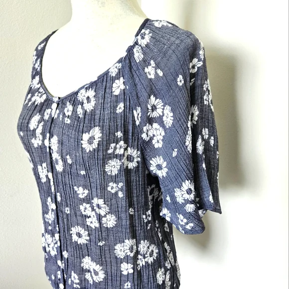 🌼Floral gray/ white bohemian blouse short sleeves size small 🌼 - Picture 5 of 7
